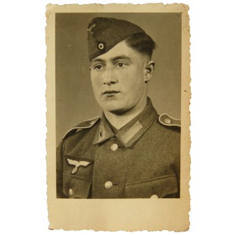 Porträtt av en Wehrmacht-soldat i M40-uniform, med en mörkgrön örn på bröstet.. Espenlaub militaria